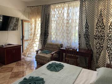 Трехместный номер с балконом в Гостевом доме Димерчи